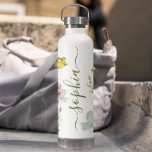 Botella De Agua Boho Watercolor mariposa jardín Personalizado<br><div class="desc">Relájese con nuestra botella de agua personalizada Boho Artistic Watercolor Butterfly Garden! Esta exquisita botella presenta un cautivador diseño de jardín de mariposas en vivos acuarelas, añadiendo un toque de elegancia artística a su rutina de hidratación. Personalízalo con tu nombre o iniciales para un toque verdaderamente único. Esta botella de...</div>