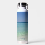 Botella De Agua Bonita fotografía de playa personalizada en la cos<br><div class="desc">Esta fresca botella de agua de vacaciones en la playa es perfecta para un boda junto al mar o una fiesta de soltera en una isla tropical. Las hermosas aguas verdes de Sandestin se adentran en la arena de la costa bajo los cielos azules serenos para hacer la fotografía panorámica...</div>