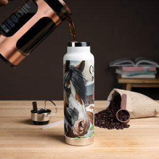 Botella De Agua Bonito marrón y caballo blanco en granja rústica