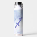 Botella De Agua Bonito Sagittarius Rótulo Personalizado Astrología<br><div class="desc">Esta botella de agua Sagittarius,  de color púrpura y lavanda personalizada,  presenta su signo astrológico del Zodiac en un brillo hermoso como las constelaciones. Personalizar este lindo regalo de astrología con tu nombre en bello guión cursivo para alguien con un cumpleaños de finales de noviembre o principios de diciembre.</div>