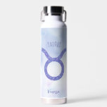 Botella De Agua Bonito Taurus Astrología Rótulo Púrpura Personaliz<br><div class="desc">Esta botella de agua Taurus de bonito, morada y lavanda personalizada, muestra tu signo astrológico del Zodiac en un brillo hermoso como las constelaciones. Personalizar este lindo regalo de símbolo de astrología con tu nombre en bello guión cursivo para alguien con un cumpleaños de finales de abril o principios de...</div>