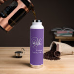 Botella De Agua Bridesmaid Gracias Moda Regalo Monograma Nombre Gu<br><div class="desc">Regalos De La Fiesta De La Boda Novia Gracias Monograma De La Moda De Regalos Y Nombre De La Mujer De La Novia Botella De Agua Púrpura De Guay. Añade ese toque especial extra con un regalo monogramado de Gracias especialmente para tu dama de honor. Haga clic en personalizar esta...</div>