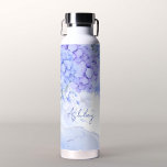 Botella De Agua Bridesmaid regalos azul elegante hidrangeas person<br><div class="desc">Algo de hortensias azules,  elegantes duchas de novia florales regalos de novias favores de fiesta de novias,  flores botánicas de acuarela,  fondo de color azul claro,  escritura informal moderna.</div>