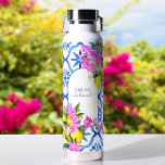 Botella De Agua Bridesmaid regalos azulejos azules bougainvilleas<br><div class="desc">La dama de honor obsequia azulejos azules buganvillas como botella de agua personalizada nombre personalizado,  una encantadora fiesta nupcial regalo para los chicas.</div>