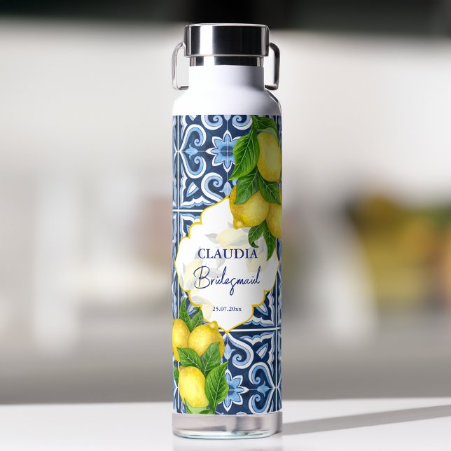 Botella De Agua Bridesmaid regalos azulejos azules limón italiano (Bridesmaid gifts blue tiles lemon Italian themed personalized Water Bottle bridal party favors)