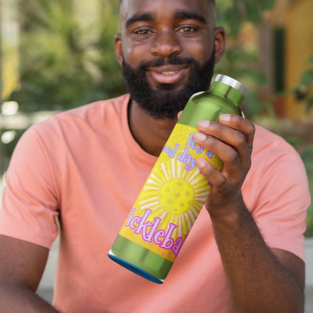Botella De Agua Buen Día Para Jugar Al Pickleball (Keep hydrated with this colorful pickleball water bottle!)