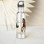 Botella De Agua Caballo de Mustang salvaje y caballo libre persona<br><div class="desc">Fiestas de caballos salvajes y libres de mustang regalos graciosamente galopando mare caballo marrón ,  hermoso regalo personalizado para los amantes de los caballos,  también puede ser un regalo de fiesta con tema de caballo,  se puede escribir el nombre de cada niño en él .</div>
