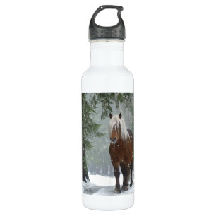 Botella De Agua Caballo marrón en un bosque de invierno con nieve