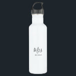 Botella De Agua Caligrafía Minimalista de blanco negro ducha de no<br><div class="desc">Esta botella de agua de acero inoxidable con caligrafía minimalista blanca negra es el regalo perfecto para presentar a la novia o a la futura novia para una simple ducha de novia. El diseño presenta una bonita fuente caligráfica.</div>