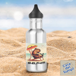 Botella De Agua Capybara en la playa dice: Relájate, disfruta