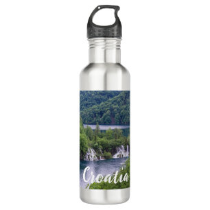 Botella De Agua Cascada de cascada con bosque verde en Croacia