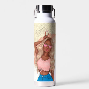 Botella De Agua Chica bronceada con cabello ondulado y brillo fals