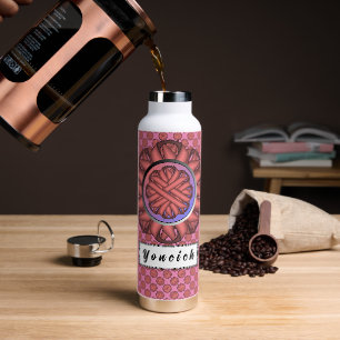 Botella De Agua Cinta de flores rosadas por Kenneth Yoncich