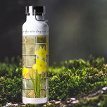 Botella De Agua Cita de flor de colmenillas amarillas de nuevo día<br><div class="desc">MÁS CITA DE FLORES PARA JUGAR O ELEGIR DE: "Los Daffodils florecen, develando los inicios de los nuevos días" | "Las flores adoptan un nuevo día, floreciendo nuevos comienzos" | "La belleza de cada nuevo día florece como una flor". 🌷 Presentamos nuestra Botella de Agua de Daffodils Amarillos sobre Flores...</div>