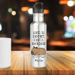 Botella De Agua Cita divertida de natación suave Capybara Personal<br><div class="desc">Diseño personalizado de botellas de agua de ilustracion capibara con un texto gracioso: "¡La vida es corta,  fría más difícil!" se crea para sonreír a la cara.</div>