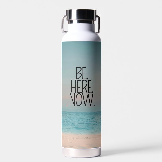 Botella De Agua Cita inspiradora AQUÍ AHORA Beach Moderno (Delantero)