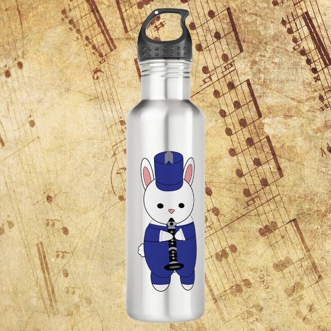 Botella De Agua Clarinet Bunny Rabbit Marchando Banda Azul Blanco (A water bottle with a white rabbit playing the clarinet in a blue and white marching band uniform.)