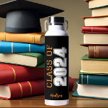 Botella De Agua Clase de Naranja Negro de Graduación Personalizada<br><div class="desc">Esta botella de agua de grado superior de naranja negro personalizado presenta clase de lectura de tipografía blanca audaz de 2024 en letras variadas para un regalo de honor para fiestas de graduación de secundaria o universitarios. Personalizar con su nombre en elegante escritura cursiva debajo para un gran favor conmemorativo....</div>