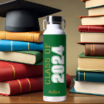 Botella De Agua Clase de Oro Verde de 2024 Graduación Personalizad<br><div class="desc">Esta clásica botella de agua para graduados de personalizado de oro verde presenta audaces clases de lectura de tipografía blanca de 2024 en varias letras para un obsequio de fiesta de graduación de secundaria o universitarios. Personalizar con tu nombre en un elegante guión dorado debajo para un gran favor conmemorativo....</div>