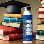 Botella De Agua Clase Gold Azul de Graduación Personalizada 2024<br><div class="desc">Esta clásica botella de agua de grado superior de personalizado azul presenta audaces clases de lectura de tipografía dorada y blanca de 2024 en letras variadas para un regalo de honor para fiestas de graduación de secundaria o universitarios. Personalizar con su nombre en elegante escritura cursiva debajo de la puerta...</div>