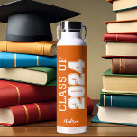 Botella De Agua Clase naranja de 2024 Graduación personalizada<br><div class="desc">Esta clásica botella de agua para naranjas personalizados de grado superior presenta audaces clases de lectura de tipografía blanca de 2024 en varias letras para un regalo de honor para fiestas de educación secundaria o universitaria. Personalizar con su nombre en elegante escritura cursiva debajo para un gran favor conmemorativo.</div>
