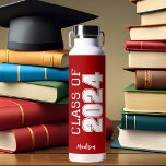 Botella De Agua Clase Roja de Graduación Personalizada de 2024<br><div class="desc">Esta clásica botella de agua para graduados de personalizado rojo presenta audaces clases de lectura de tipografía blanca de 2024 en letras variadas para un regalo de honor para fiestas de graduación de secundaria o universitarios. Personalizar con su nombre en elegante escritura cursiva debajo para un gran favor conmemorativo.</div>