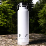Botella De Agua Clásico Elegante Moderno Monograma Minimalista Nom<br><div class="desc">Eleva tu rutina de hidratación con nuestra clásica elegante botella de agua Minimalista moderna monograma negro. Diseñada meticulosamente, esta botella de agua combina perfectamente la sofisticación atemporal con el minimalismo contemporáneo, convirtiéndolo en un accesorio elegante y funcional para tu vida diaria. Esta botella de agua, elaborada con precisión y atención...</div>