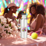 Botella De Agua Club Social de moda Tenis Bachelorette Fin de sema<br><div class="desc">Manténgase hidratado con estilo con esta botella de agua del Club Social de la Moda, que presenta elegantes motivos de tenis y rayas rosas y blancas. Ideal para fines de semana de soltera, salidas de tenis o partidos de pickleball, esta botella combina la practicidad con la sofisticación. Un gran regalo...</div>
