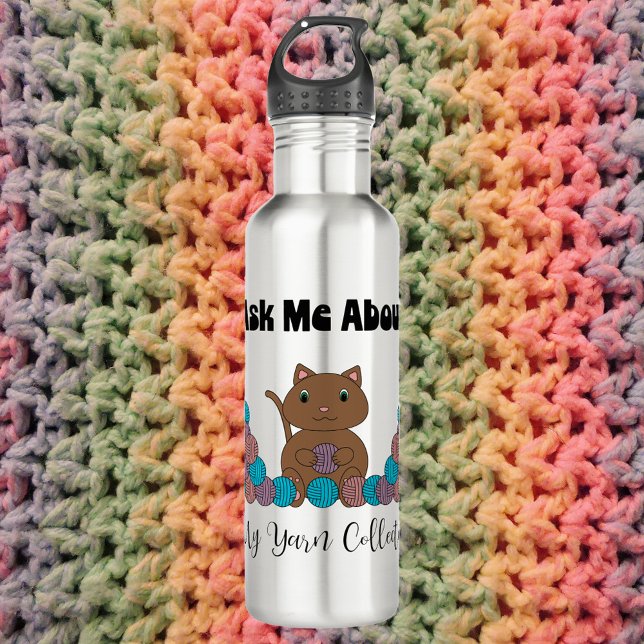 Botella De Agua Colección Yarn Crochet Knitter Cat (A water bottle with a picof a cat with balls of yarn.  Text says Ask Me About My Yarn Collection)