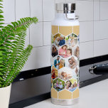 Botella De Agua Collage de fotos Hexagón Geométrico 28 Imagen 22oz<br><div class="desc">Crea tu propia botella de bebida aislada de 22 oz con un collage de fotos geométrico de estilo hexágono. La plantilla de fotos está configurada para que añadas 28 de tus fotos de familia y amigos, mascotas, vacaciones, etc. Tus fotos se mostrarán en las formas hexágonas, como una pared de...</div>