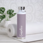 Botella De Agua Color de la dama de honor de la Boda personalizada<br><div class="desc">Regale a su boda dama de honor o dama de honor con esta botella de agua insulada al vacío y a la moda que presenta su nombre en blanco y estilizado con un fondo de color malva diseñado para coincidir con su esquema de color boda. Personalice el frasco editando y...</div>