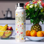 Botella De Agua Colorido Patrón Floral Floral Floral Flor suave Ma<br><div class="desc">Botella de agua para mamá con un colorido patrón de flores silvestres y letras verdes modernas y audaces en un suave fondo verde, el diseño presenta flores silvestres de bonito con "mamá" grabada en tipografía ornamentada. Por favor, navegue por mi Colección de Flores Silvestres del Día de la Madre para...</div>