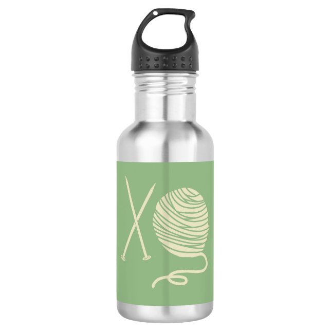 Botella de agua con agujas de tejer y lana (Anverso)