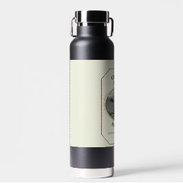 Botella de agua con etiqueta de vino