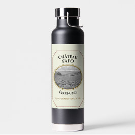 Botella de agua con etiqueta de vino