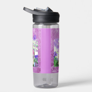 Botella de agua con joven de moda y mariposa