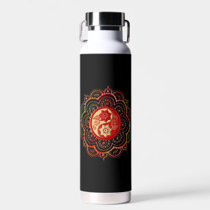 Botella de agua con mandala rojo y dorado