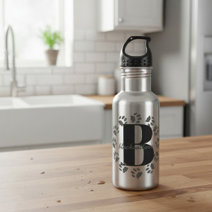 Botella de agua con monograma en negrita de huella