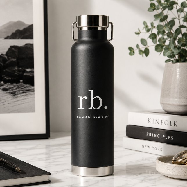 Botella de agua con monograma negro | Frasco aisla (Custom 22 oz insulated water bottle gift for work, gym, travel, school, and office desks.)