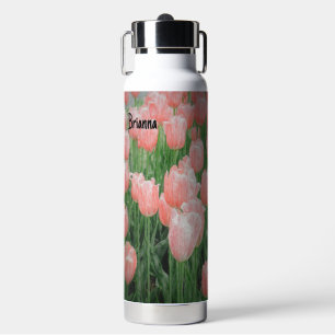 Botella de agua con tulipanes rosados pintados