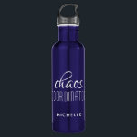 Botella De Agua Coordinador de caos Tipografía blanca personalizad<br><div class="desc">La Botella de Agua Personalizada del Coordinador del Caos Tipografía Blanca presenta un diseño simple del texto "coordinador del caos" en un divertido guión de caligrafía blanca con su nombre personalizado debajo. Personalice editando el texto en el cuadro de texto proporcionado. Perfecto para esa madre ocupada, profesora, entrenadora de equipo...</div>