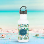 Botella De Agua Cute Dinosaur T Rex Triceratops Niños<br><div class="desc">Guay, botella personalizada de agua de dinosaurios, presenta un patrón de tiranosaurio lindo (T rex), triceratops, hojas de monstera tropical, palmeras, volcán, huesos y texto de "¡Roar!" en un fondo azul claro. Perfecto para los niños amantes del dino, de vuelta a la escuela, los deportes y la diversión de verano....</div>