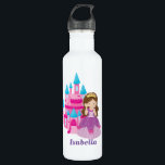 Botella De Agua Cute Personalizado Princess Castle Fairy Tale<br><div class="desc">Regalo de cumpleaños de una princesa personalizada de bonito que incluye a una preciosa niña en un vestido de pelota de reina con arcos rosados parados frente a un castillo rosa y azul hielo. Una botella de agua personalizado para una niña. Agregue el nombre de su hijo debajo de los...</div>