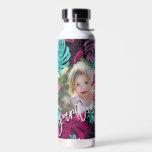 Botella De Agua Cuto Guay Tropical | Texto de foto y guión Persona<br><div class="desc">Crea tu propio personalizado Photo y Script Text Water Bottle con esta plantilla moderna y a la moda que incluye tu foto personalizada, un texto moderno de caligrafía donde puedes añadir citas motivacionales, nombres de niños o cualquier texto personalizado, y un hawaiano fresco deja el fondo en negro, rosa y...</div>