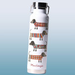 Botella De Agua Dachshund Wiener Sausage Dog Personalizado<br><div class="desc">Dulce salchicha de Dachshund o Perros Wiener en ropa de cama acogedora. Arte original de Nic Squirrell. Cambie o quite el nombre que desea personalizar.</div>