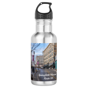 Botella de agua de acero inoxidable en el centro d