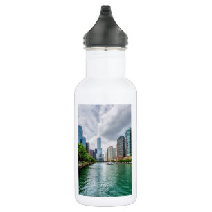 Botella de agua de acero inoxidable en el río Down