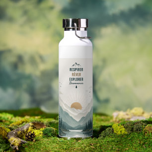 Botella de agua de aventura del lago de montaña