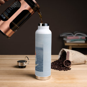 Botella de agua de catamarán náutico de vela en el
