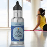 Botella de agua de entrenamiento de gimnasia de po<br><div class="desc">Una botella de agua azul personalizable con poses abstractas de yoga con puntos y líneas. El patrón sutil de las poses crea una sensación cósmica. Añade tu propio nombre para personalizar y llevarte una botella al gimnasio o al estudio de yoga.</div>